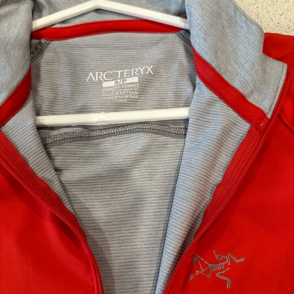Arc'teryx Vibrant Red 1/4 zip top with Gray Lining